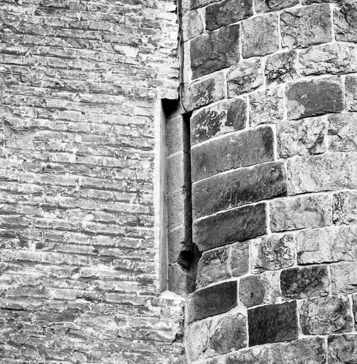 Corps de logis médiéval, façade, liaison avec l'aile n° 35-37 rue de la Bibliothèque, détail : tourelle sud, meurtrière. 