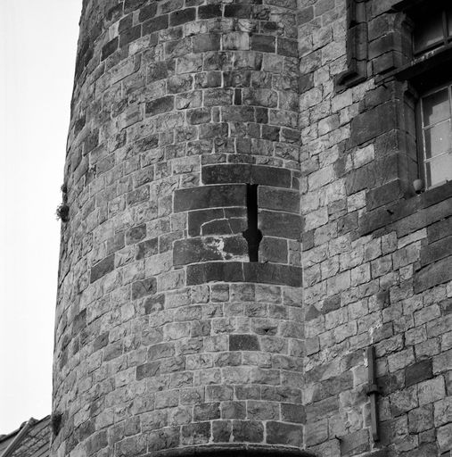 Corps de logis médiéval, façade, tourelle sud, 2e étage : archère.