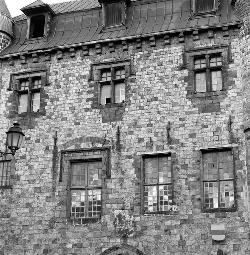 Corps de logis médiéval, façade, 1er et 2e étages, vue partielle : percements. 