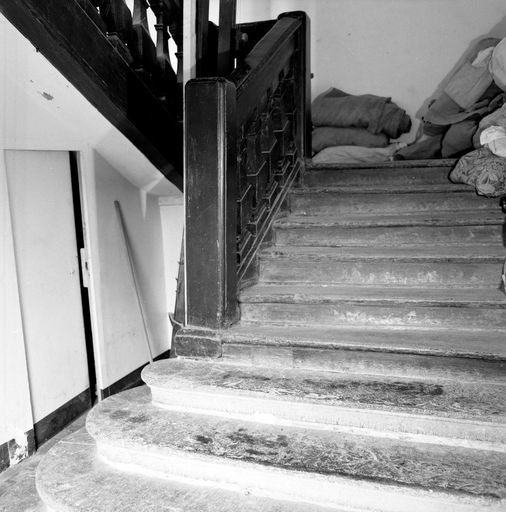 Aile de la rue de la Cavalerie : n° 35-37, escalier "de Louis XIV" desservant actuellement le 1er étage du corps de logis médiéval : rez-de-chaussée, 1ère volée.