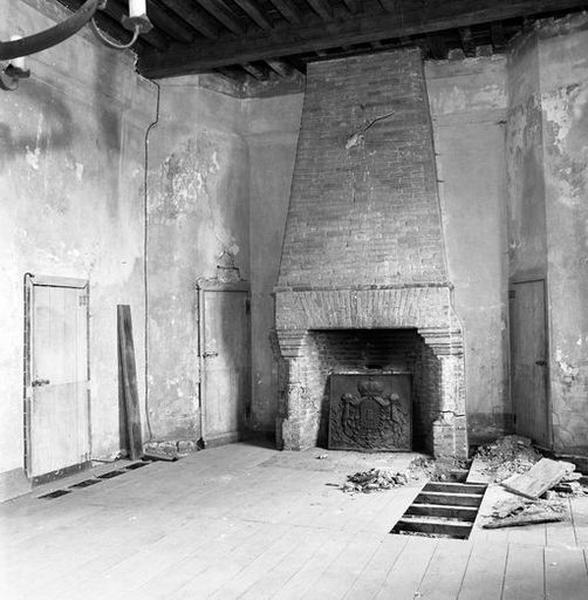 Corps de logis médiéval, intérieur, 2e étage, grande salle : vue générale de trois-quarts vers la cheminée. A gauche de la cheminée, la porte d'accès à la tourelle nord renfermant les latrines.