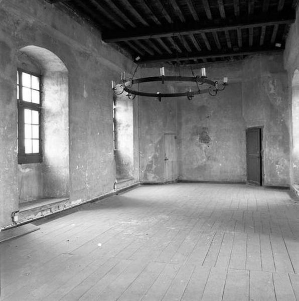 Corps de logis médiéval, intérieur, 2e étage, grande salle : vue générale vers le sud-ouest. Au fond à droite, la porte donnant accès à la tourelle d'escalier ouest.