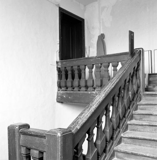 Aile de la rue de la Cavalerie : n° 35-37, escalier "de Louis XIV" desservant actuellement le 1er étage du corps de logis médiéval : 2e volée et palier.