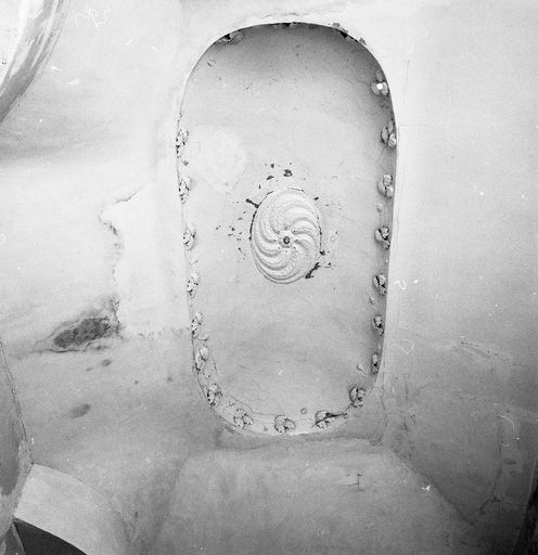 Aile de la rue de la Cavalerie : n° 35-37, cage de l'escalier "de Louis XIV" desservant actuellement le 1er étage du corps de logis médiéval, plafond.