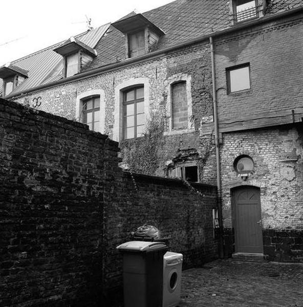 Aile de la rue de la Bibliothèque : vue depuis la cour du château, vue partielle.