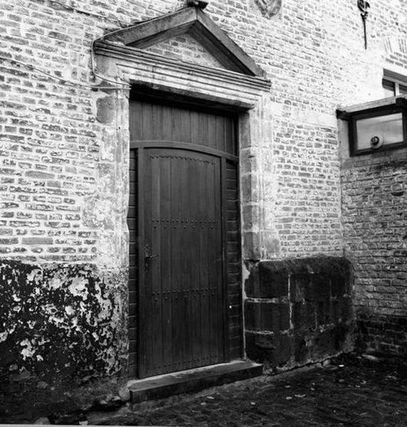 Aile de la rue de la Cavalerie : façade arrière des n° 35-37, rez-de-chaussée, porte d'accès à l'escalier de Louis XIV desservant actuellement le 1er étage du corps de logis médiéval.