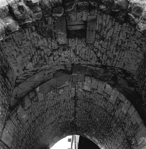 Corps de logis médiéval, passage couvert, vue depuis l'entrée : voûtement ; au premier plan, l'assomoir.