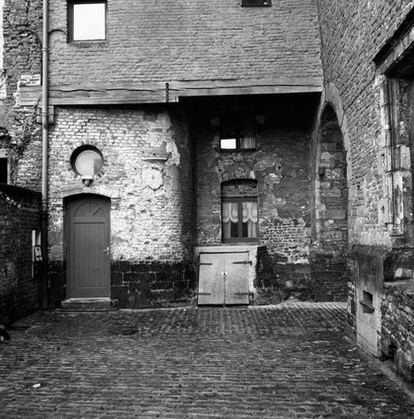 Aile de la rue de la Bibliothèque : vue depuis la cour du château, vue partielle : les deux premières travées, raccordées au corps de bâtiment médiéval, rez-de-chaussée.