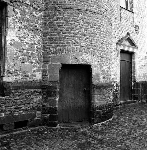 Corps de logis médiéval, façade arrière, tourelle d'escalier (ouest), vue partielle : rez-de-chaussée, porte couverte par un linteau en bâtière reposant sur des coussinets.