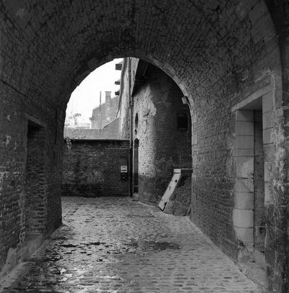 Corps de logis médiéval, passage couvert, vue depuis la façade vers l'arrière.