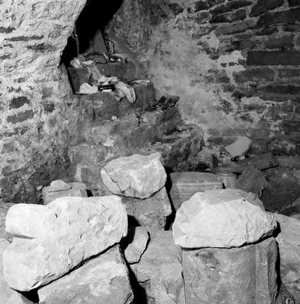 Corps de logis médiéval, intérieur, cave, escalier d'accès d'origine (fermé), donnant sur la façade arrière.