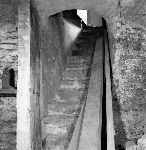 Corps de logis médiéval, intérieur, cave, escalier d'accès aménagé depuis le rez-de-chaussée de l'aile n° 35-37 rue de la Cavalerie : vue depuis la cave. 
