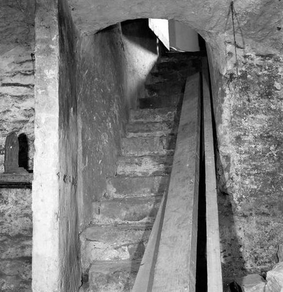 Corps de logis médiéval, intérieur, cave, escalier d'accès aménagé depuis le rez-de-chaussée de l'aile n° 35-37 rue de la Cavalerie : vue depuis la cave.