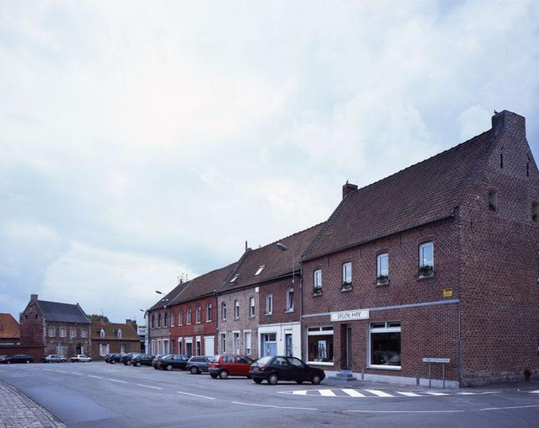 Alignement de maisons sur la place et l'ancienne auberge (au fond, à gauche).