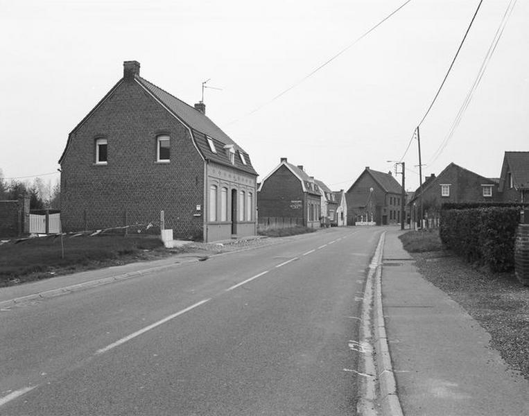 Ensemble de maisons à toit brisé, rue du Maréchal-Leclerc.