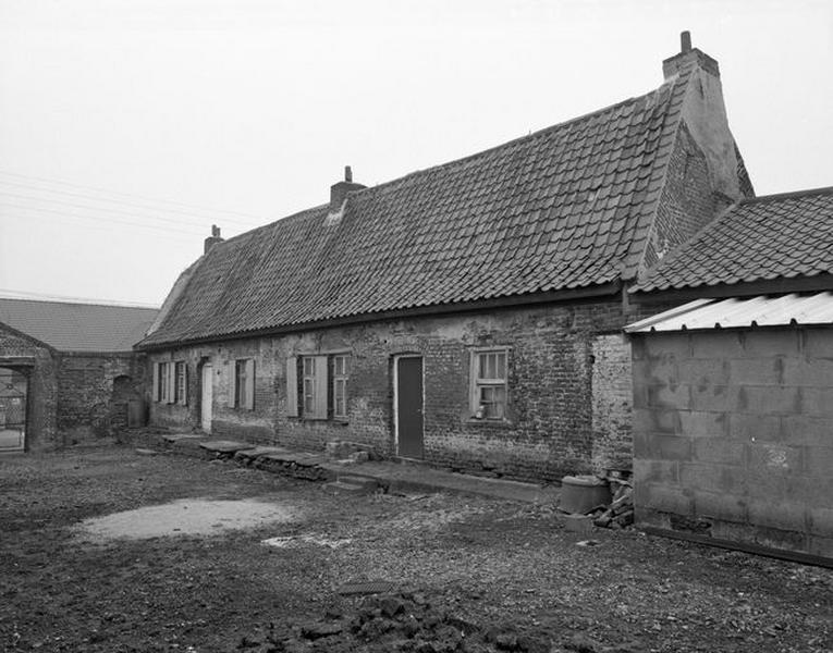 Vue générale de la façade du logis sur cour.