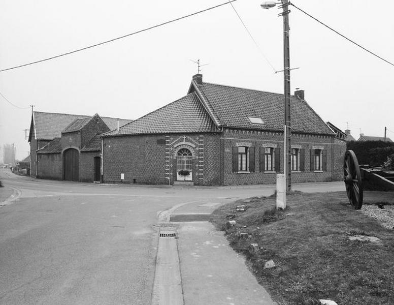 Oratoire ND de la Salette et logis de la ferme, 8, rue Guillocourt, vue depuis la rue.