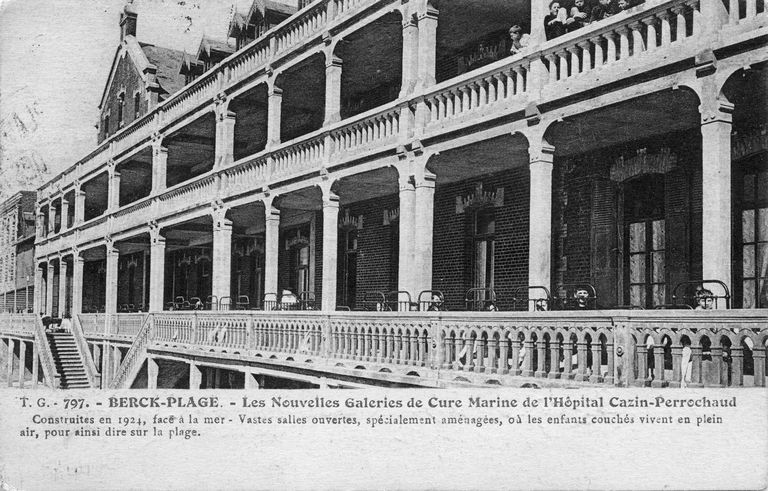 Elévation antérieure donnant sur la plage, partie inférieure de la façade prise en enfilade montrant le détail des galeries de cure. Carte postale, vers 1925 (coll. part.).