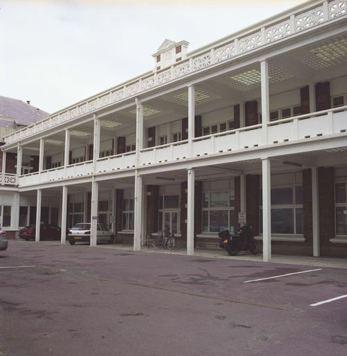 Bâtiment d'hospitalisation ajouté dans l'entre-deux-guerres au nord de l'établissement primitif, élévation sur la cour avec ses galeries de cure d'air superposées, vue de trois-quarts droit.