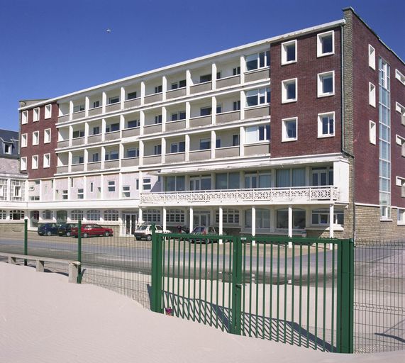 Nouveau bâtiment d'hospitalisation ajouté dans les années 1960 sur le flanc sud de la chapelle, élévation antérieure donnant sur la plage, vue de trois-quarts droit.