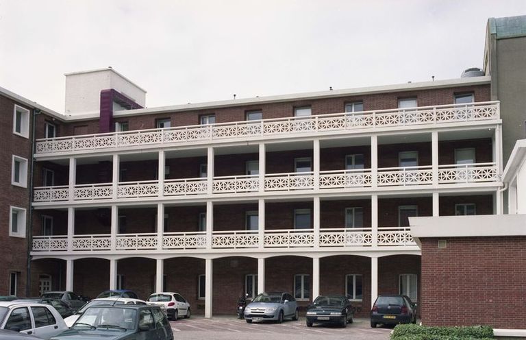 Nouveau bâtiment d'hospitalisation ajouté dans les années 1960 sur le flanc sud de la chapelle, élévation postérieure, vue de trois-quarts droit.