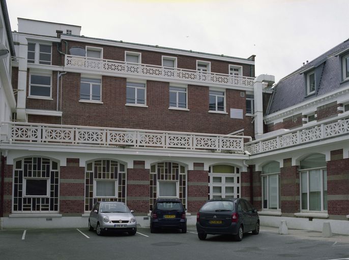 Cour qui s'étend sur l'arrière du bâtiment méridional de l'établissement primitif, vue générale.