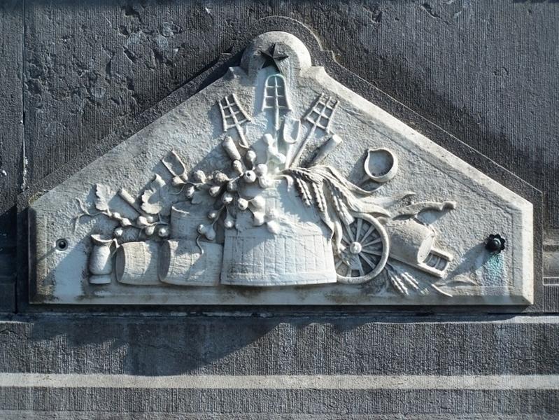 Vue des symboles des brasseurs sur la tombe de la famille Brasseur-Hecquet dans le cimetière de Gommegnies.