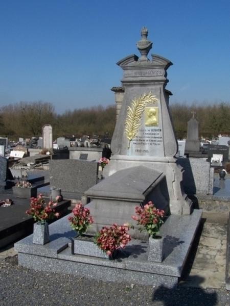 Vue de la tombe de Célestin Hennion située dans le cimetière de Gommegnies.