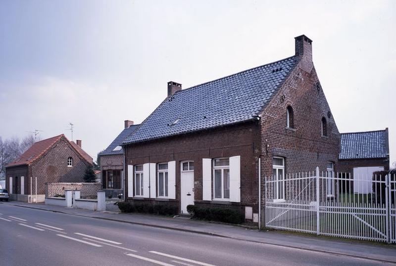 Vue générale d'une maison élémentaire.
