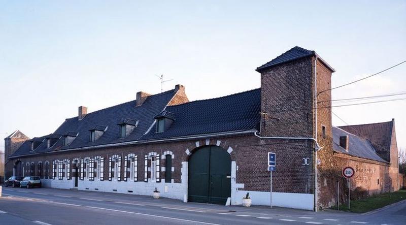 Vue générale de trois quarts depuis la rue.