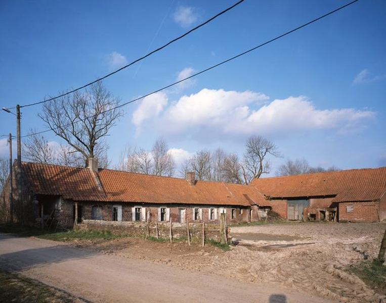 Ferme en L, rue du Faux.