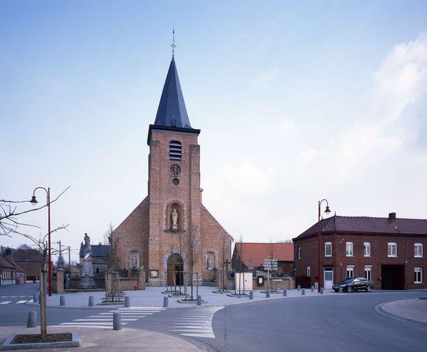 Le centre bourg rénové en 2009 : la place de l'église.