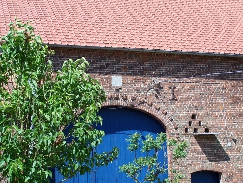 Vue de la porte de la grange de la ferme située rue de Viterland à Salesches.