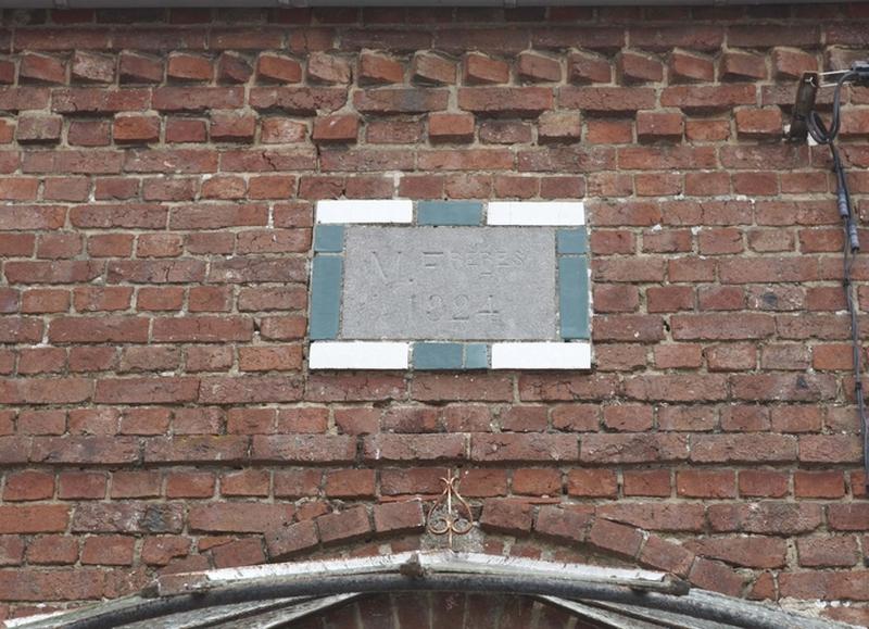 Détail des initiales et de la date portées sur la maison située 20 Grand'Rue.