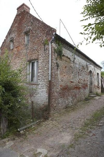 Vue du pignon sur rue et de l'élévation sud.