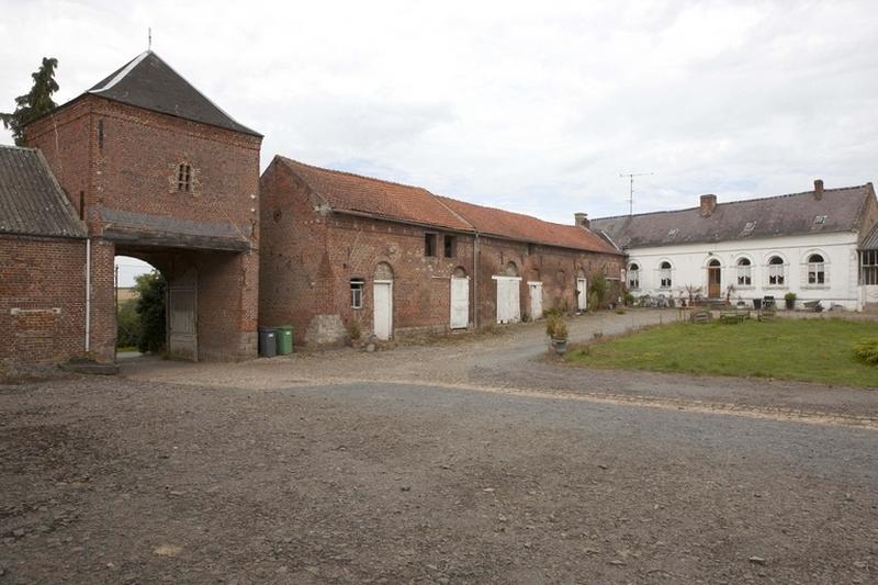 Vue du pigeonnier-porche, des écuries et du logis.