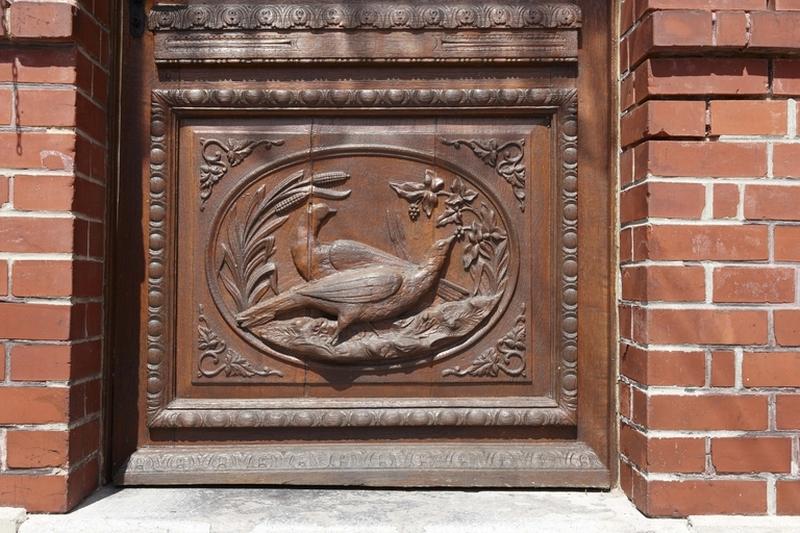 Détail de la porte d'une maison située 1 rue du Quesnoy.