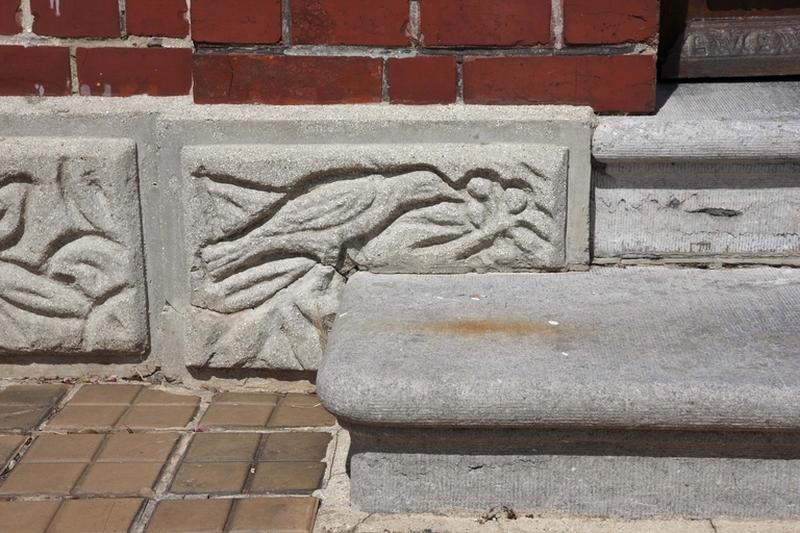 Détail du soubassement d'une maison située 1 rue du Quesnoy.