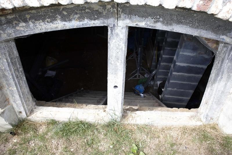 Détail de la descente dans la cave par la blocure située sur une maison (6 rue du Marais).