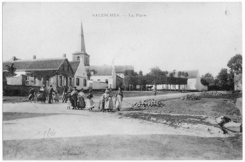 Vue de la place du village (actuelle place Roger-Salengro) en cours de pavement.