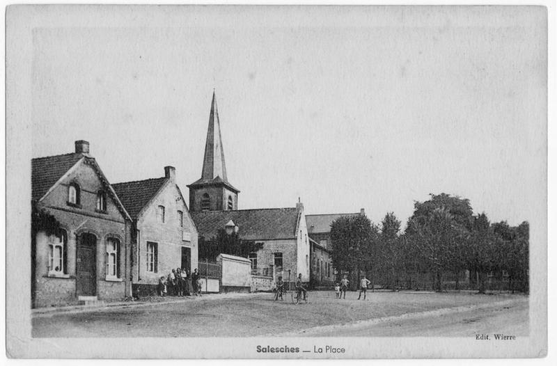 Vue de la place du village (actuelle place Roger-Salengro) au début du 20e siècle.