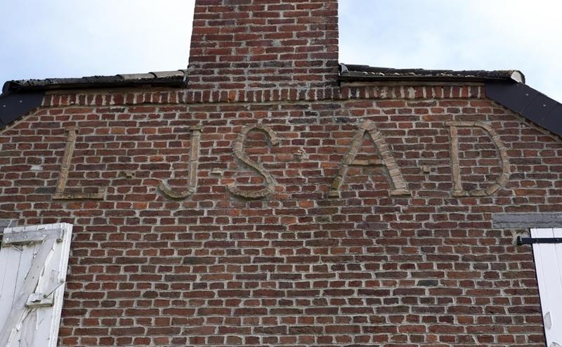 Détail des initiales sur le pignon.
