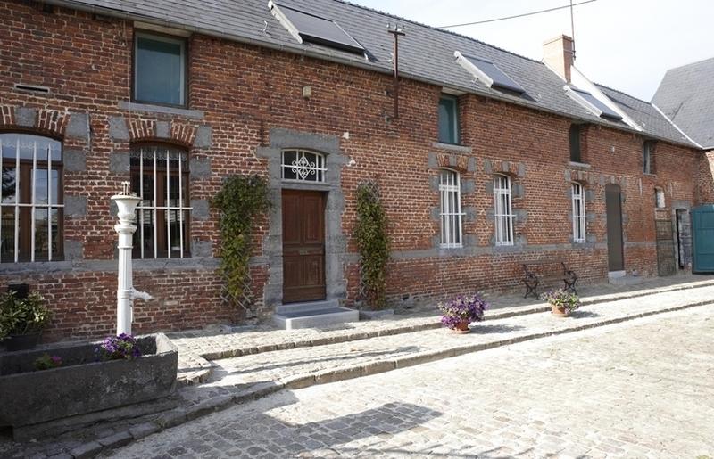 Vue générale du logis et des étables.