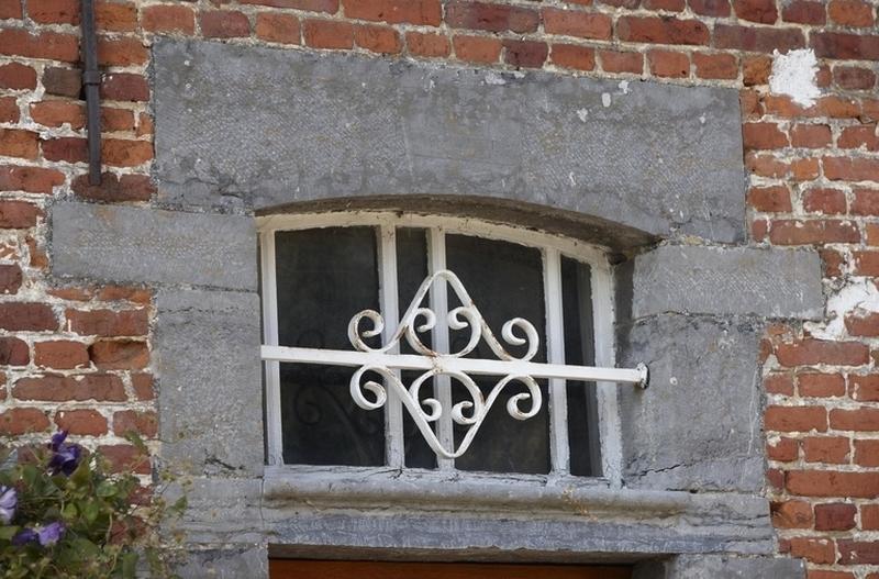 Détail de l'imposte de la porte du logis.