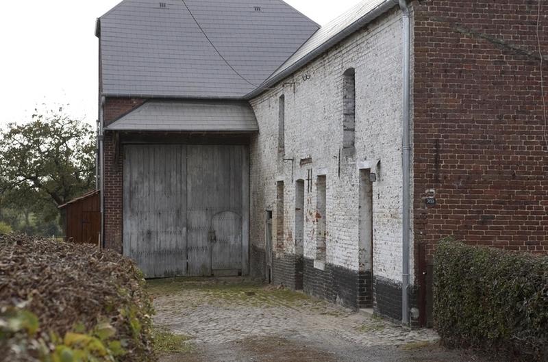 Détail de l'élévation est (le logis et les étables) et de la grange située au sud.