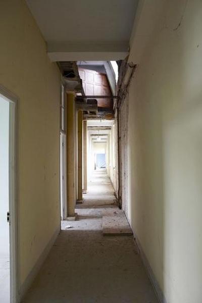 Le couloir desservant les salles de classes du premier étage du bâtiment sud.