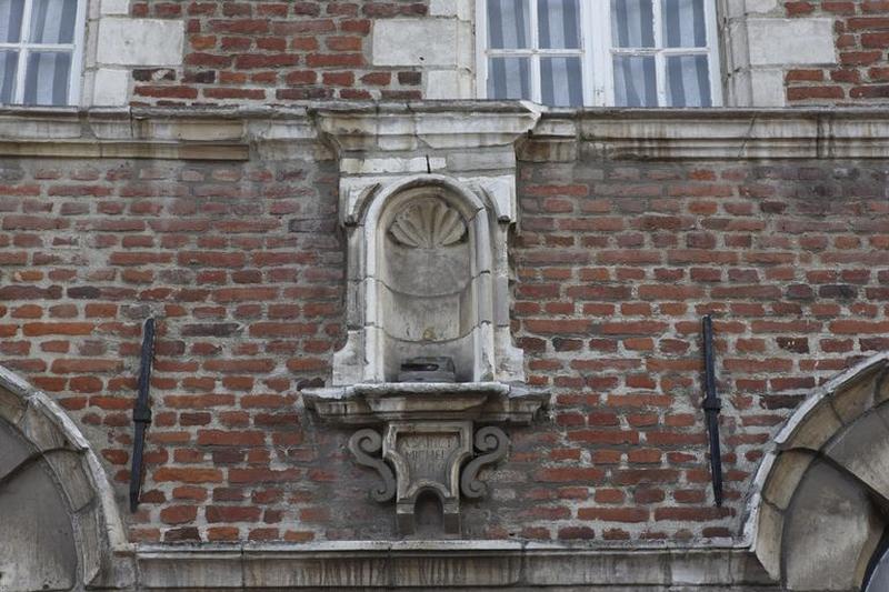 La niche et le cartouche de dédicace.