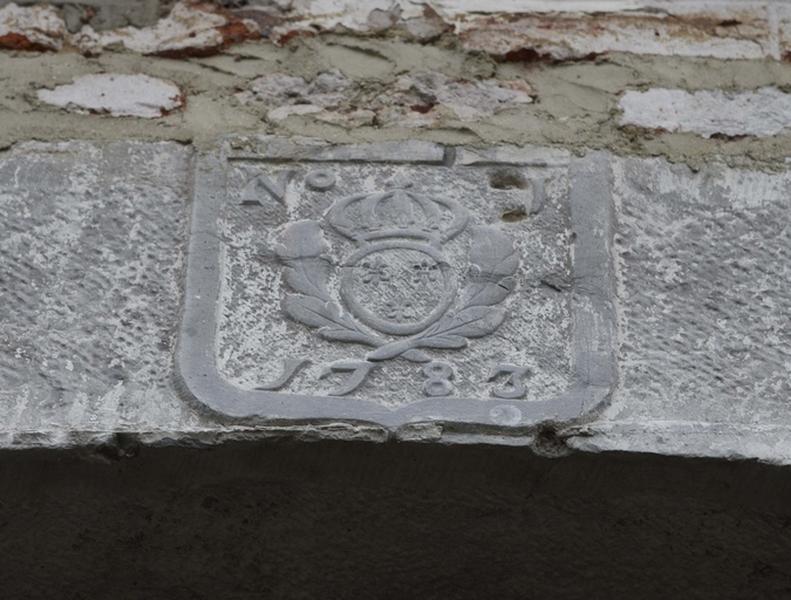 Détail du linteau de la porte principale.