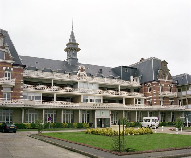 Corps de logis principal de l'établissement primitif, élévation sur la cour, vue de trois-quarts gauche.