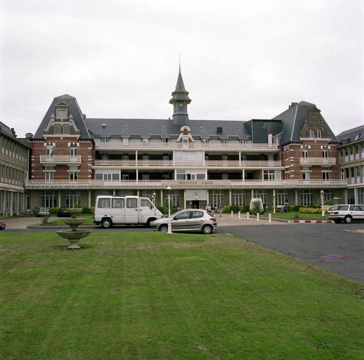 Corps de logis principal de l'établissement primitif, élévation sur la cour, vue de face.